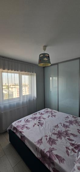 Apartament cu 3 camere semidecomandat în Panduri