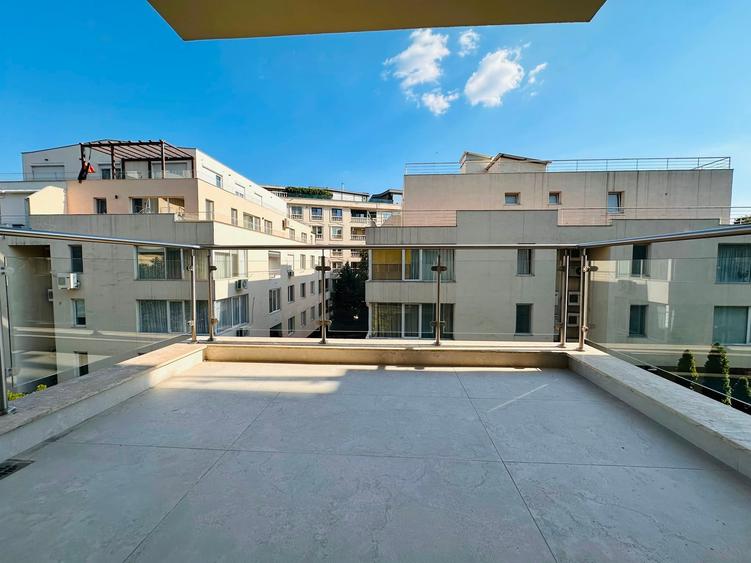 Apartament cu 4 camere decomandat în Herăstrău