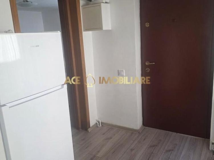 Casă individuală cu 4 camere cu Canalizare în Colentina