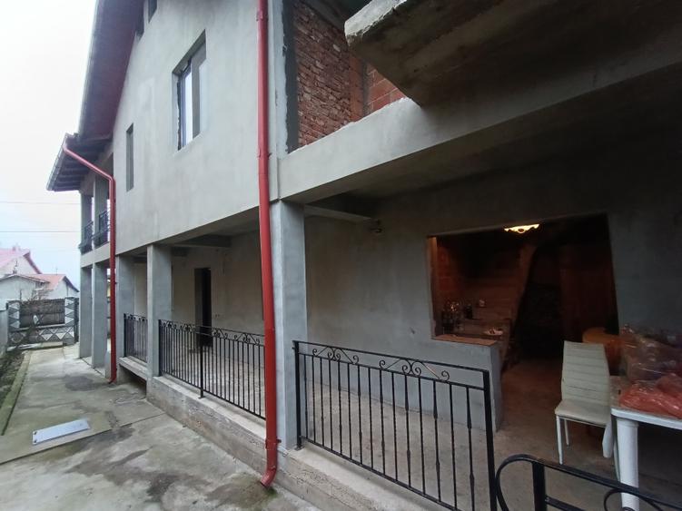 Casă cu 5 camere cu Teren 700 Mp în Blejoi