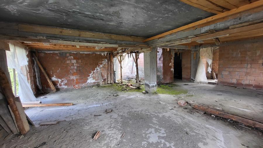 Casă cu 4 camere cu Teren 2344 Mp în Secăriei