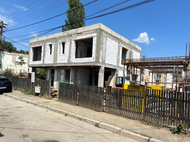 Duplex cu 4 camere cu Canalizare în Central
