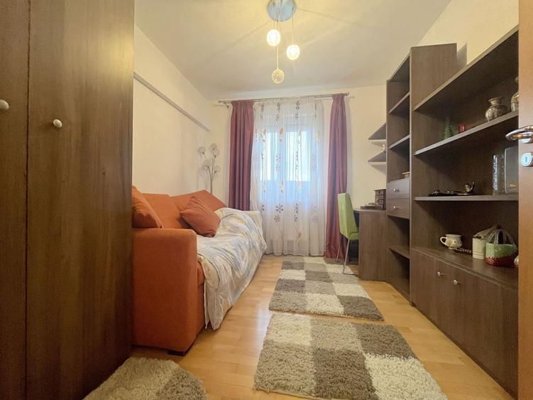 Apartament cu 4 camere decomandat, mobilat în Central