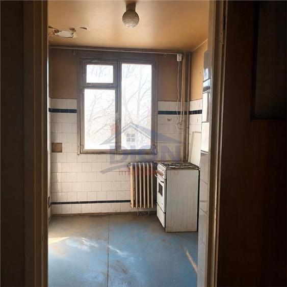 Apartament cu 3 camere semidecomandat în Rahova