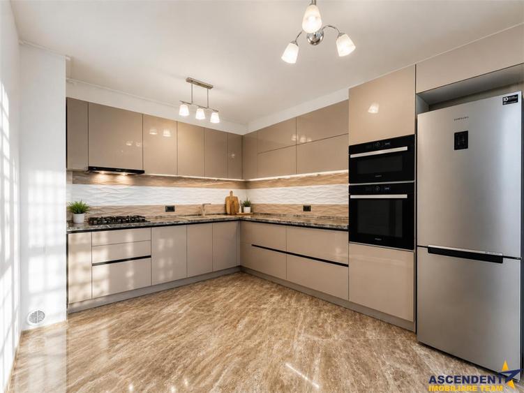 Apartament cu 3 camere decomandat în Tractorul