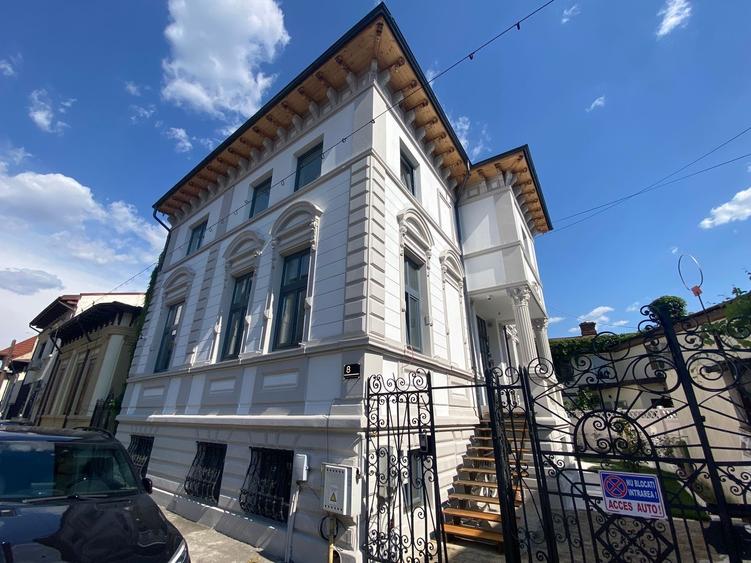 Casă individuală cu 10 camere cu Canalizare în P-ța Victoriei
