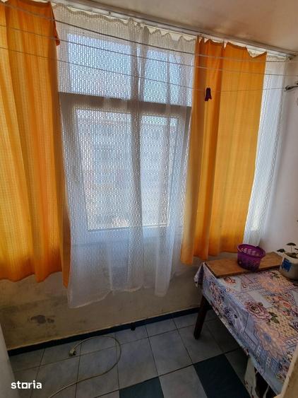 Apartament cu 3 camere semidecomandat în Km 4