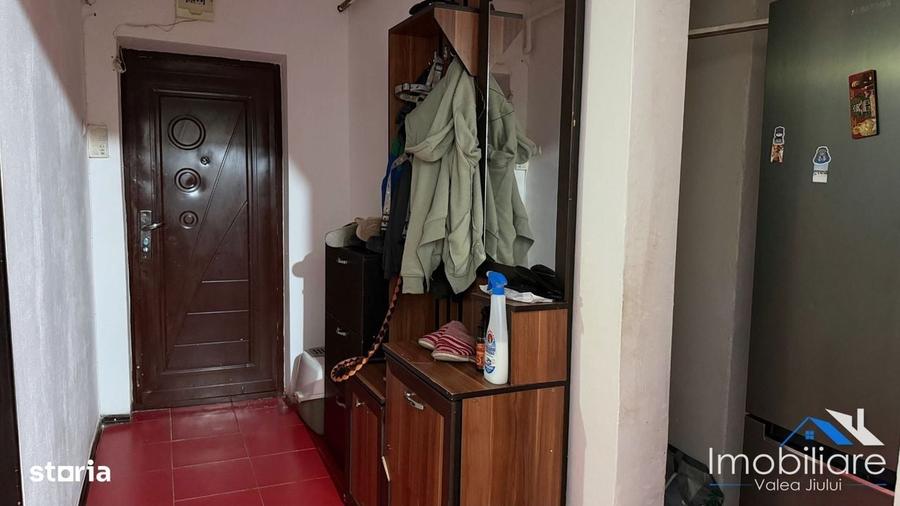 Apartament 3 camere de vanzare Petrosani, Piata Dacia, Etaj 2 - 6