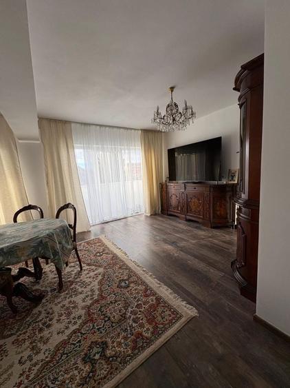 Apartament cu 3 camere decomandat în Sud