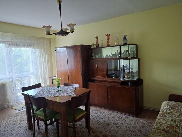 Apartament cu 4 camere decomandat în Central