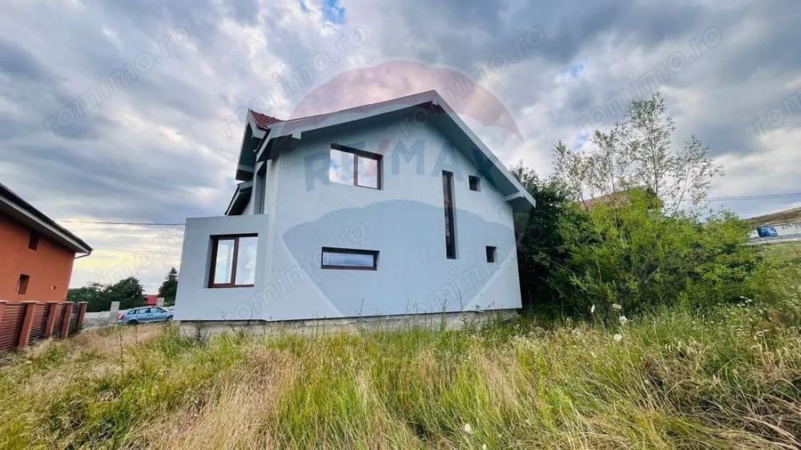 Casă cu 4 camere cu Teren 300 Mp în Hidiș