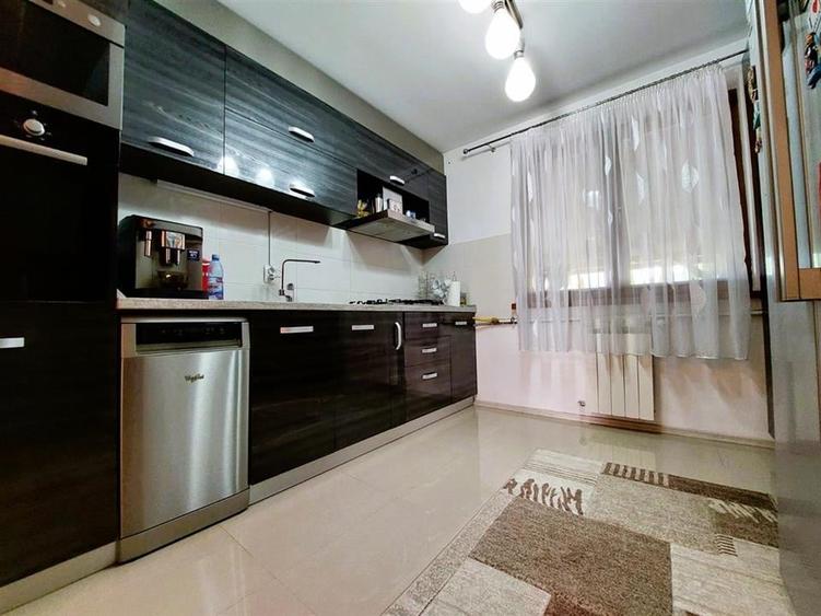 Duplex cu 6 camere cu Canalizare în Central