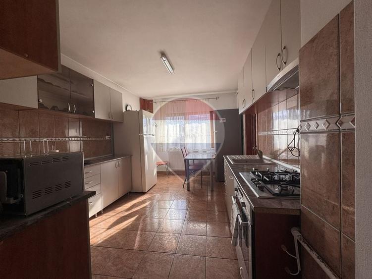Casă individuală cu 6 camere cu Teren 268 Mp în Între Lacuri