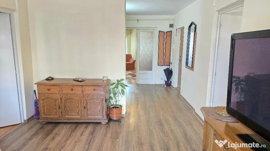Apartament cu 4 camere decomandat în Decebal