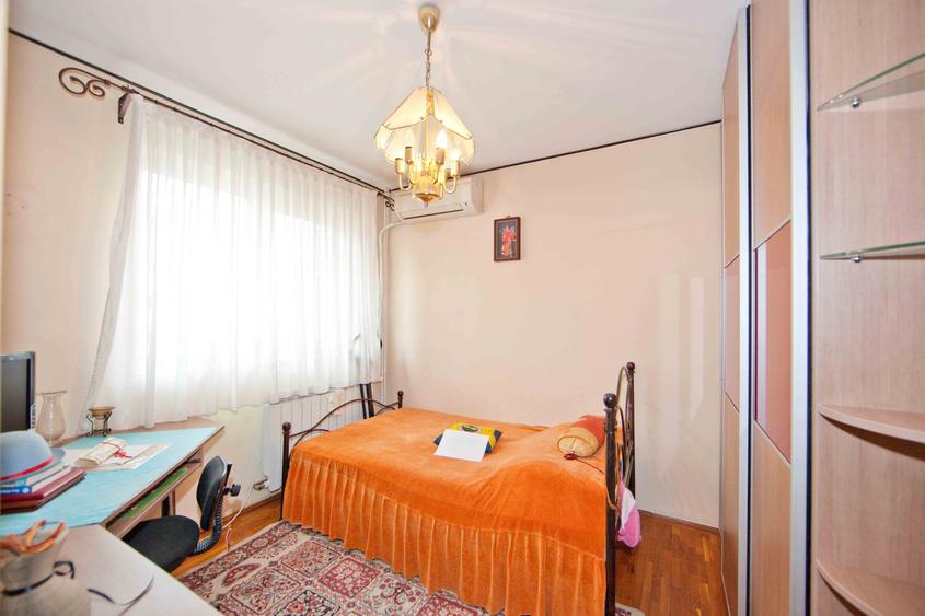Apartament cu 3 camere semidecomandat în Tineretului