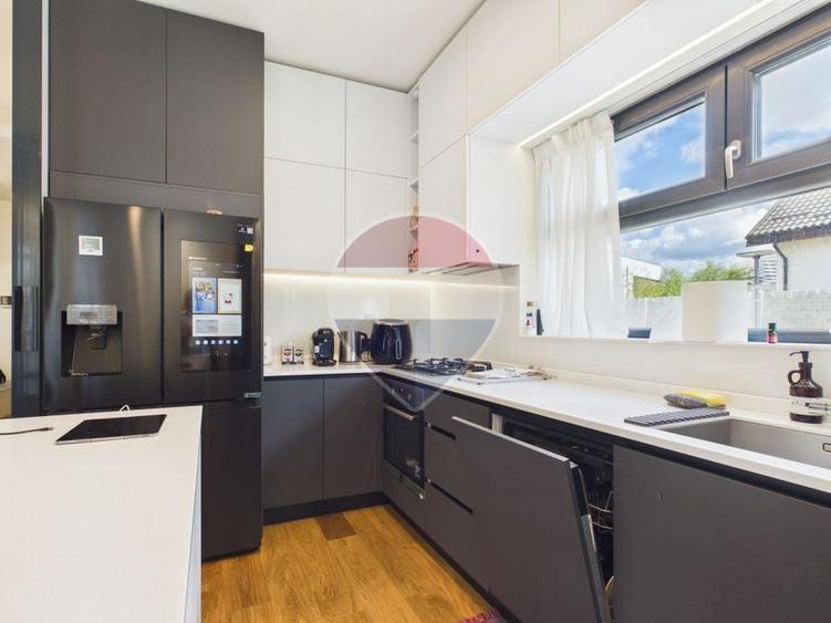 Casă individuală cu 5 camere cu Teren 417 Mp în Ostratu