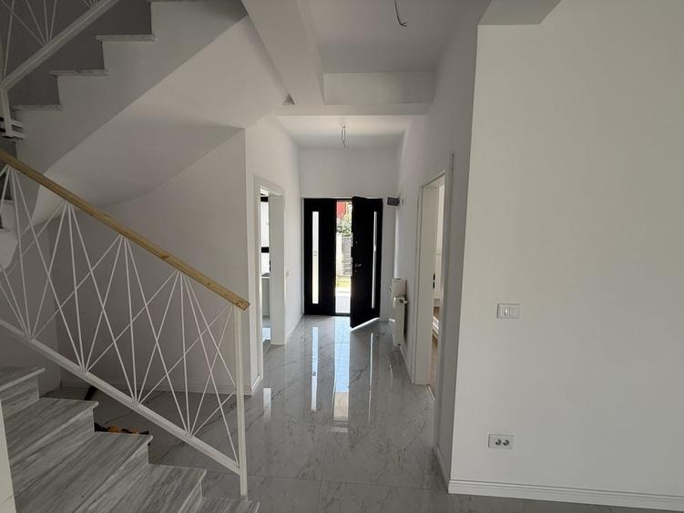 Casă cu 4 camere în Fundeni