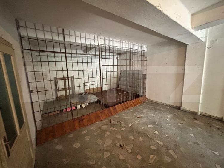Casă individuală cu 10 camere cu Canalizare în Central