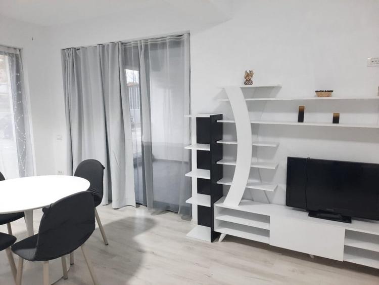 Apartament cu 2 camere decomandat, mobilat în Tractorul