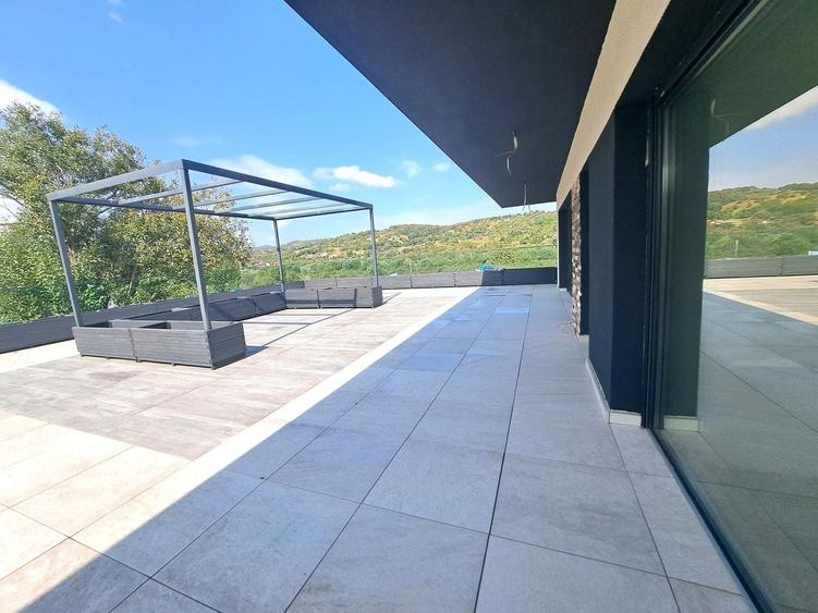 Casă individuală cu 5 camere cu Piscina în Exterior Est