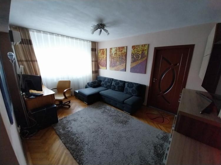 Apartament cu 3 camere semidecomandat în Dacia