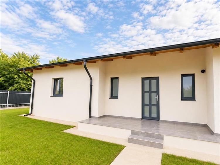 Casă cu 3 camere cu Teren 460 Mp în 9 Mai