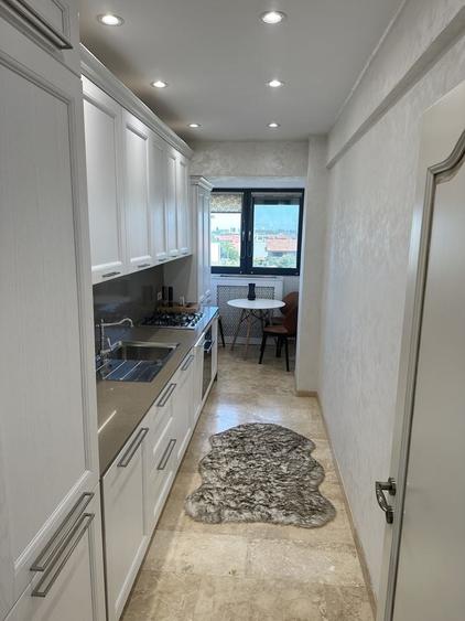Apartament cu 3 camere decomandat în Palazu Mare