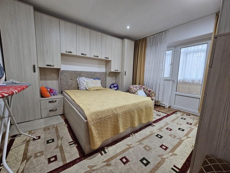 Apartament cu 3 camere decomandat, mobilat în Dacia
