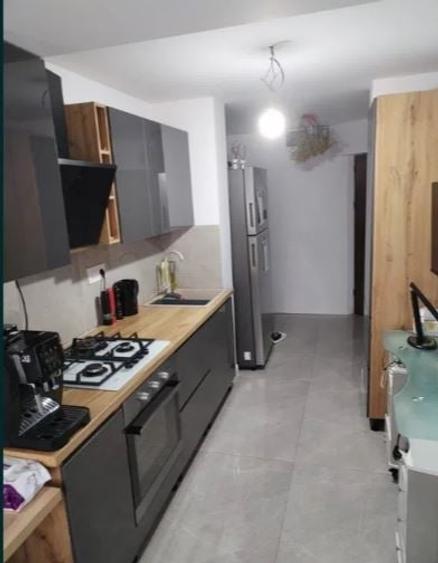 Apartament cu 3 camere decomandat în Titan