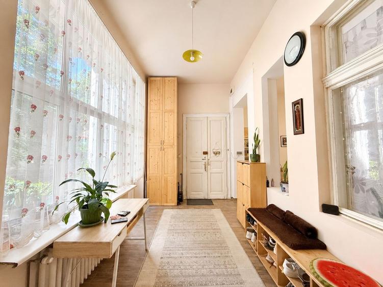 Apartament cu 4 camere circular, mobilat în Central