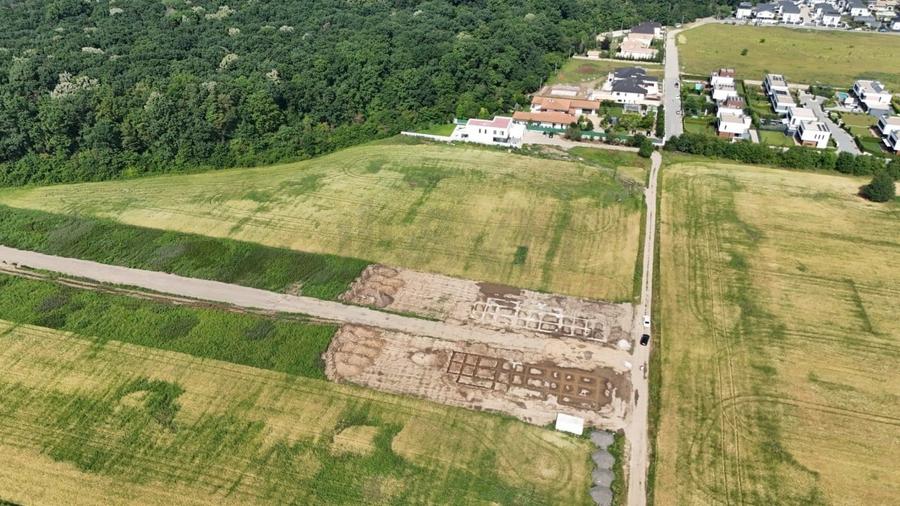 Teren agricol intravilan de 9400 mp, în Tunari