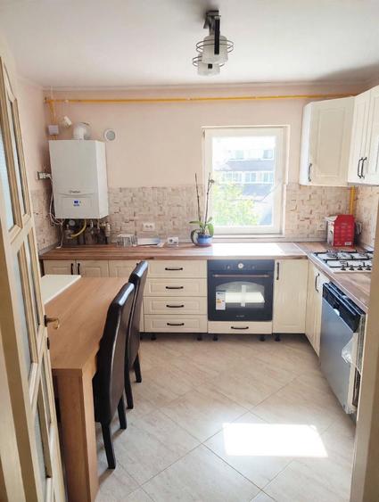 Apartament cu 4 camere decomandat în Central