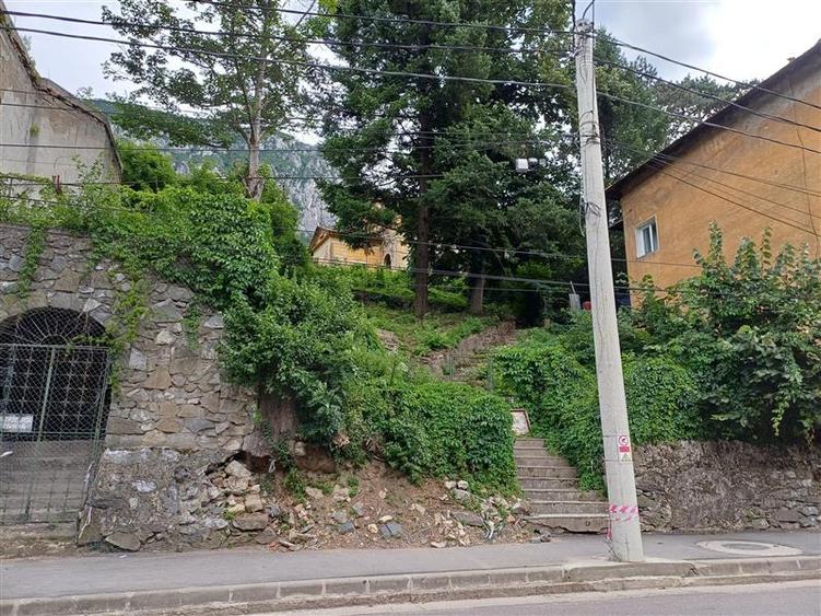 Casă individuală cu 4 camere cu Teren 3204 Mp în Central