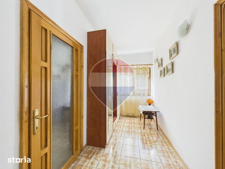 Casă cu 6 camere cu Teren 2208.64 Mp în Central
