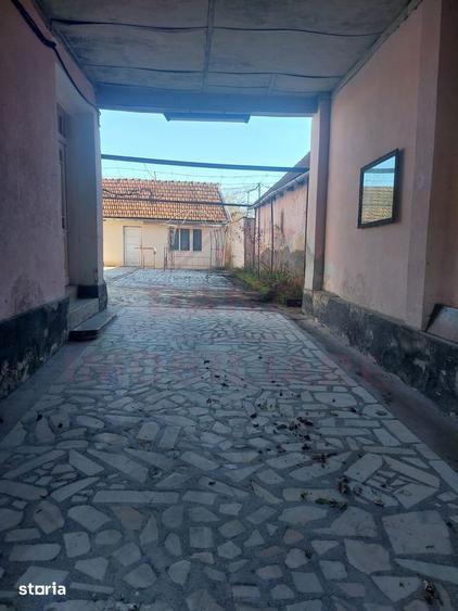 Casă cu 6 camere cu Teren 3340 Mp în Central