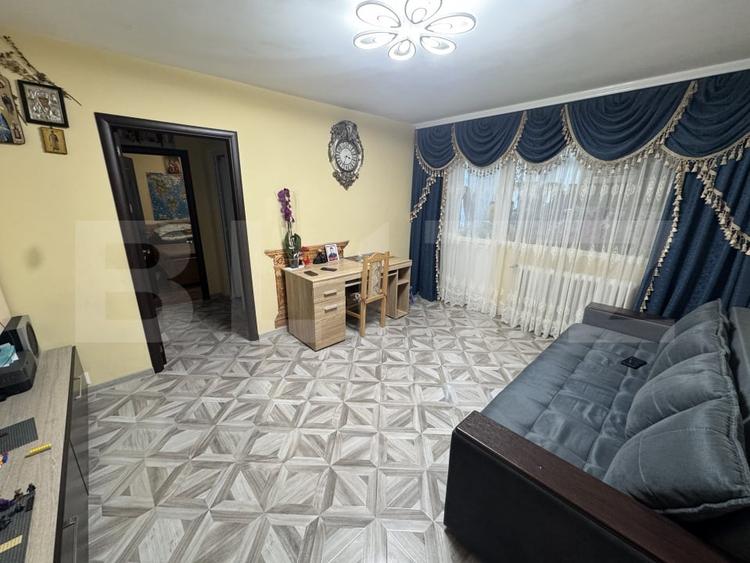 Apartament cu 2 camere semidecomandat, mobilat în Podul de Piatră