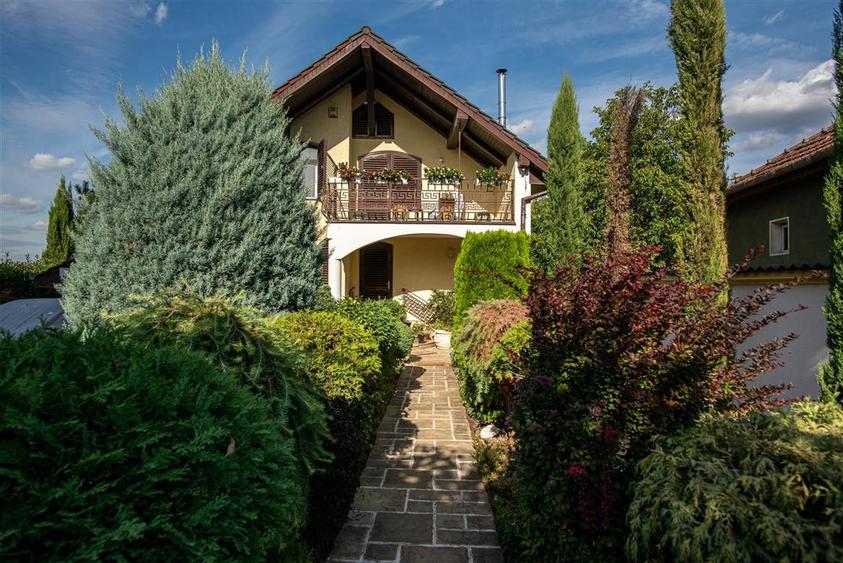 Casă cu 5 camere cu Teren 1229 Mp în Rontău