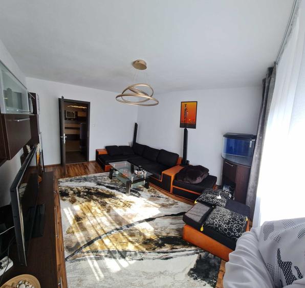 Apartament cu 4 camere decomandat în Tractorul