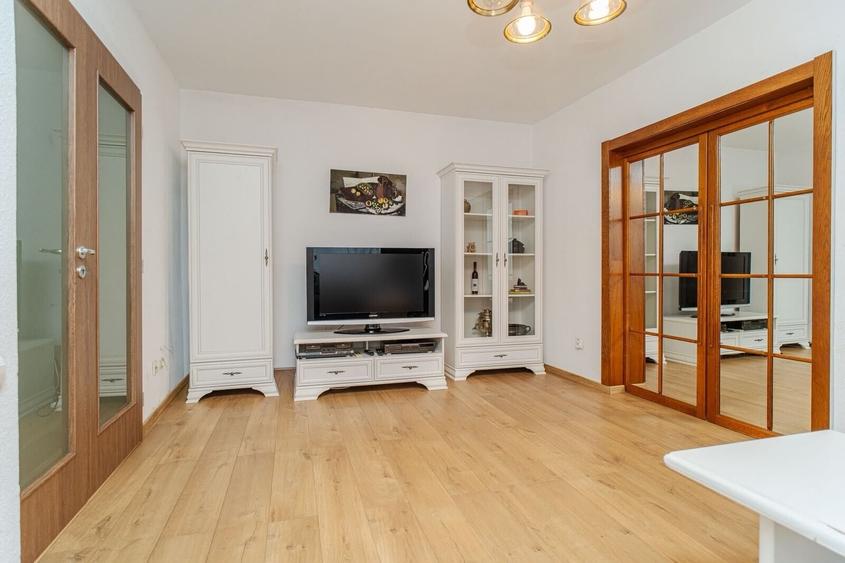 Apartament cu 3 camere semidecomandat, mobilat în Centru Civic
