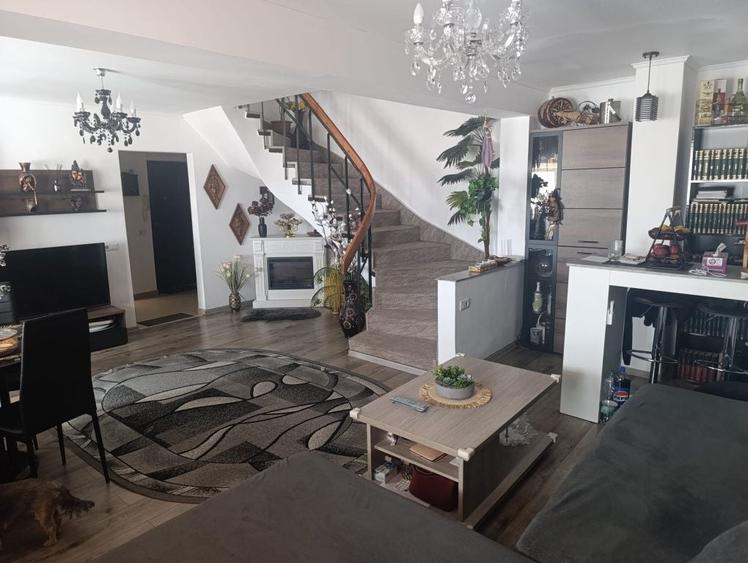 Apartament cu 4 camere decomandat în Cetate