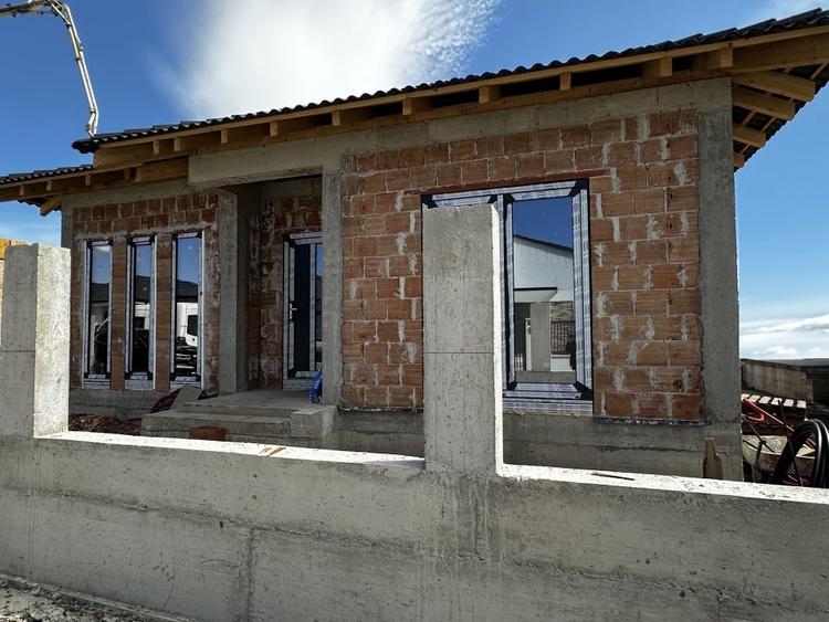 Casă individuală cu 4 camere cu Canalizare în Cetate