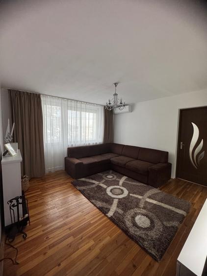 Apartament cu 3 camere semidecomandat în Central