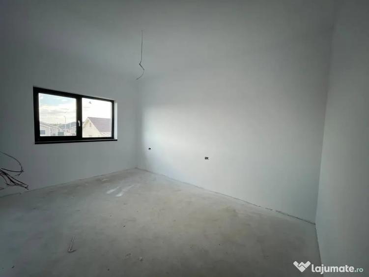 Casă cu 4 camere cu Teren 298 Mp în Urseni