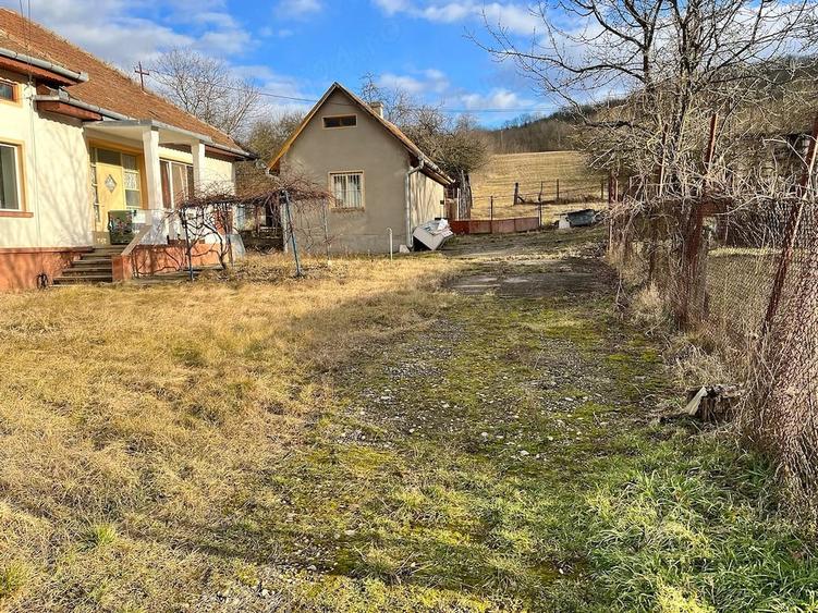 Casă cu 4 camere cu Teren 800 Mp în Central