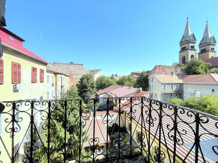 Apartament cu 3 camere semidecomandat, mobilat în Central