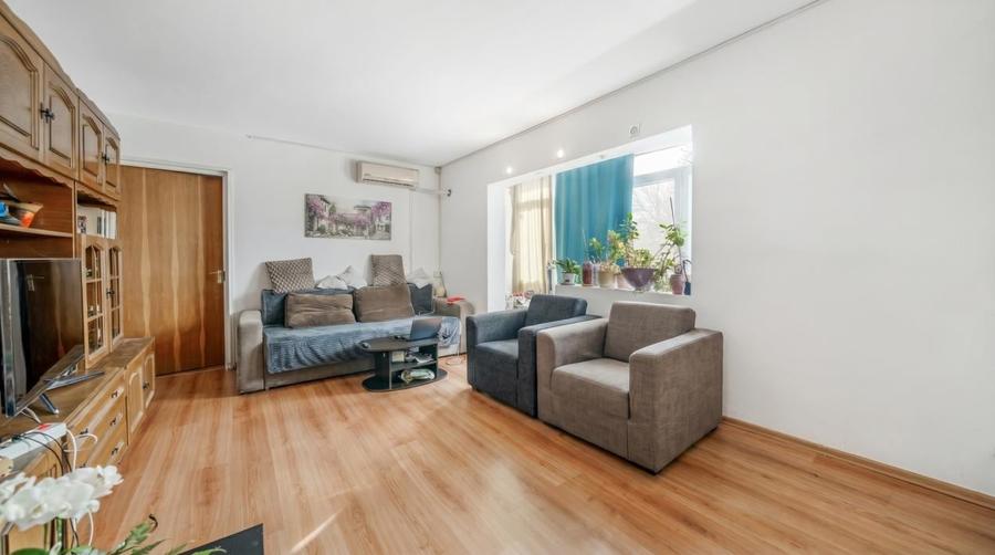 Apartament cu 3 camere semidecomandat, mobilat în Berceni