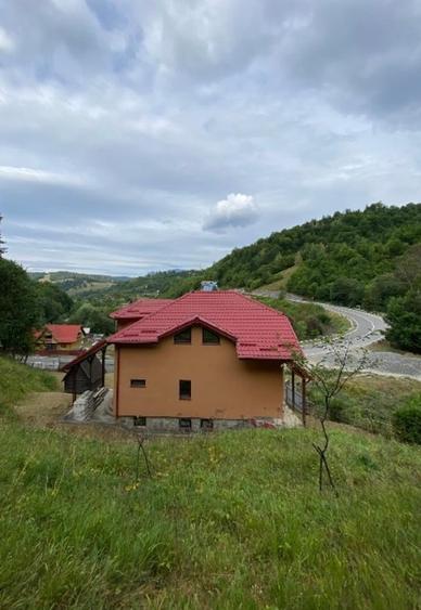 Casă cu 5 camere cu Teren 6060 Mp în Potoci