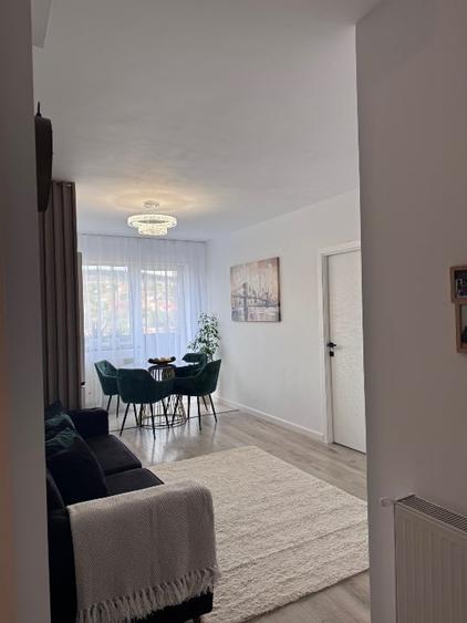 Apartament cu 3 camere semidecomandat, mobilat în Dâmbul Rotund
