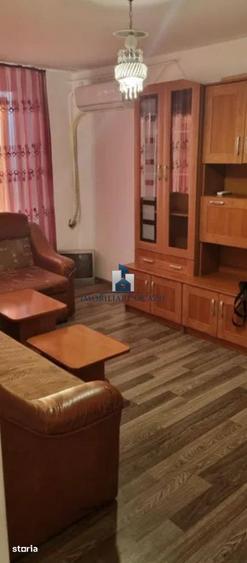 Apartament cu 3 camere semidecomandat în Berceni