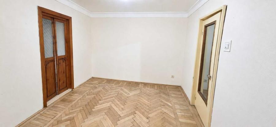 Apartament cu 3 camere semidecomandat în Smârdan